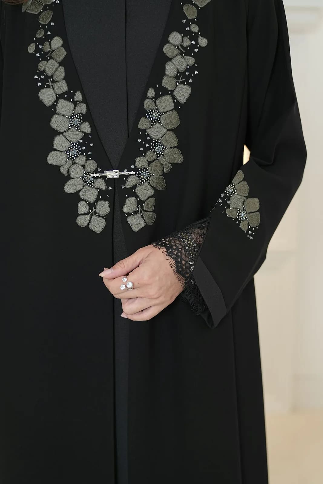 عباءة نسائية مطرزة
